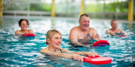 Schwimmgruppe Patienten machen Wassergymnastik im Schwimmbad