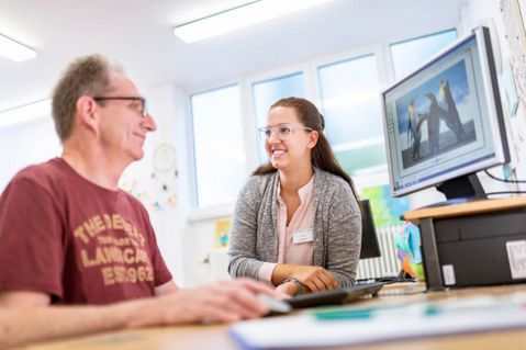 Patient trainiert sein Gedächtnis am Computer