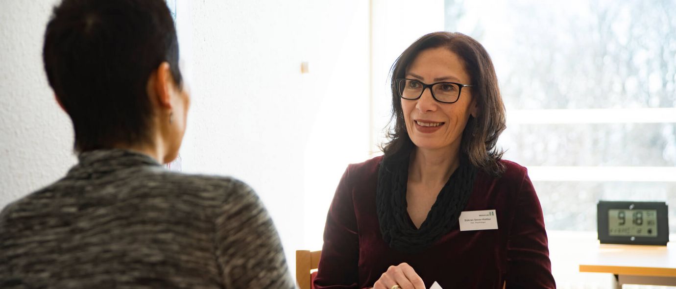 Therapeutin spricht mit Patientin