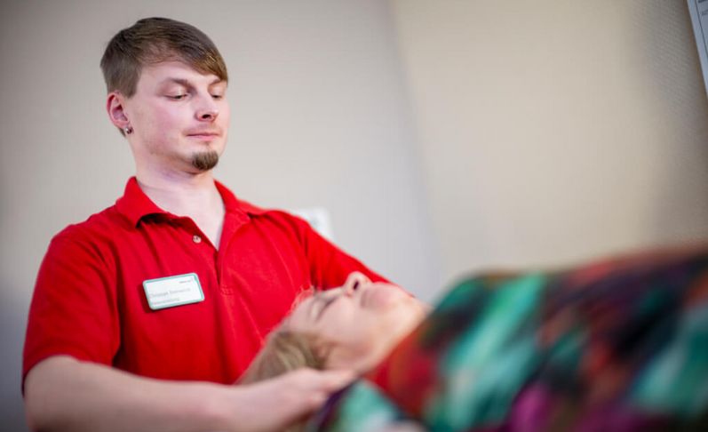 Therapeut massiert Patientin