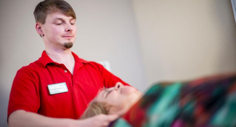 Therapeut massiert Patientin