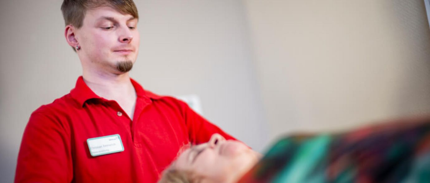 Therapeut massiert Patientin
