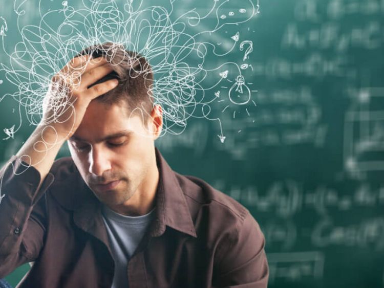 Mann mit ADHS hat viele Gedanken im Kopf