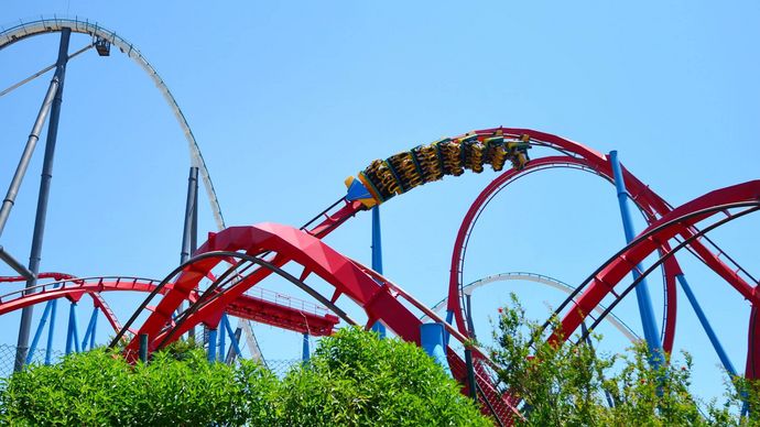 Achterbahn rattert in einem Freizeitpark