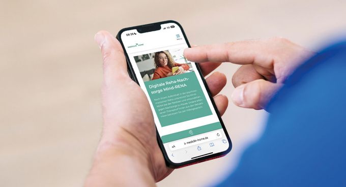 Therapeutin schaut auf ihr Handy
