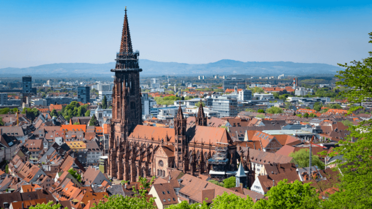 Blick auf die Altstadt und das Freiburger Münster vom Schlossberg aus