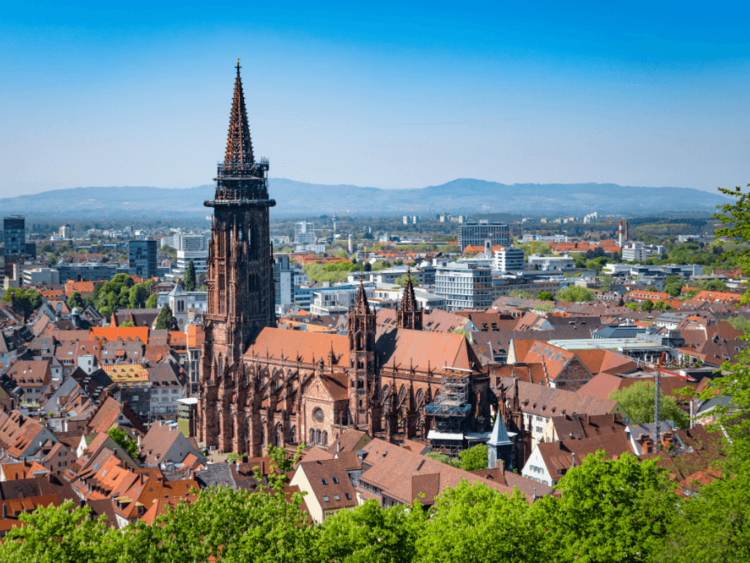 Blick auf die Altstadt und das Freiburger Münster vom Schlossberg aus