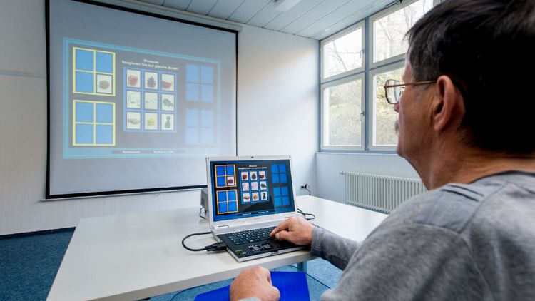 Patient trainiert sein Gedächtnis am Computer