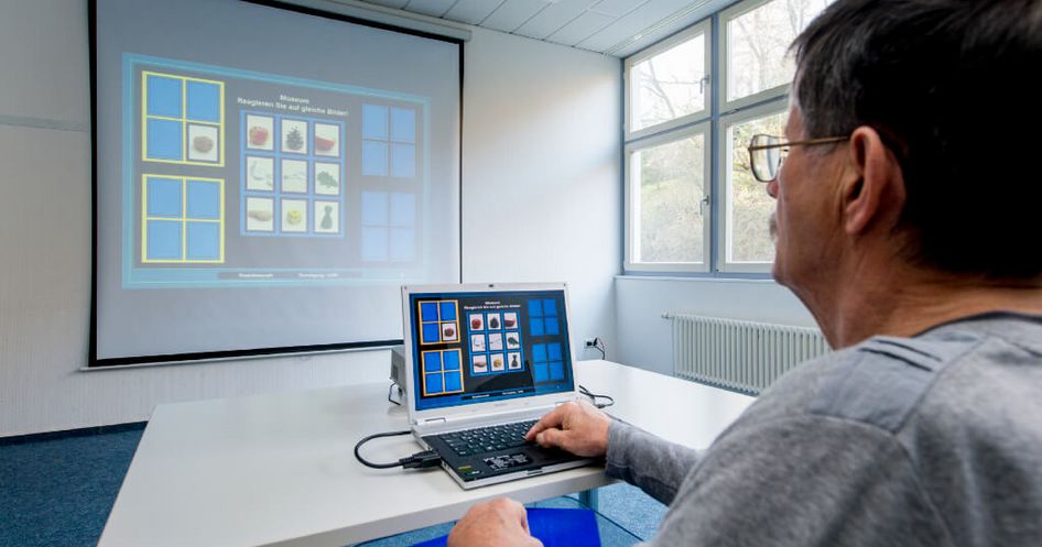 Patient trainiert sein Gedächtnis am Computer