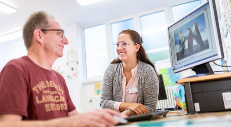 Patient trainiert sein Gedächtnis am Computer