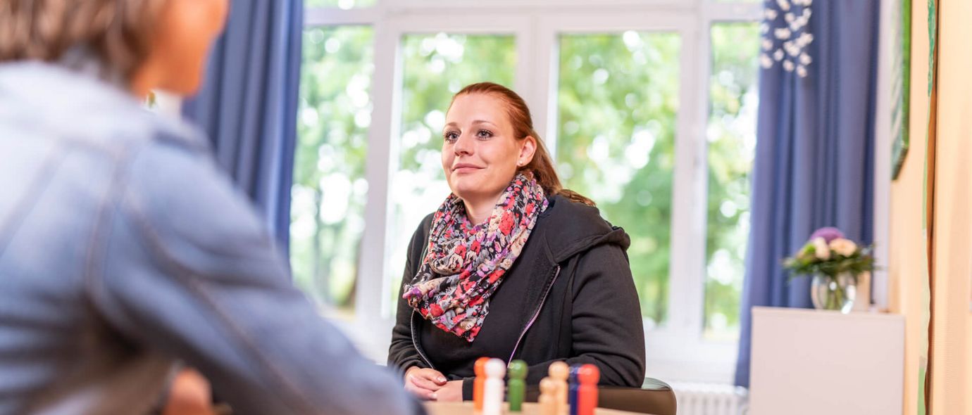 Therapeutin hört Patientin in der Einzeltherapie zu
