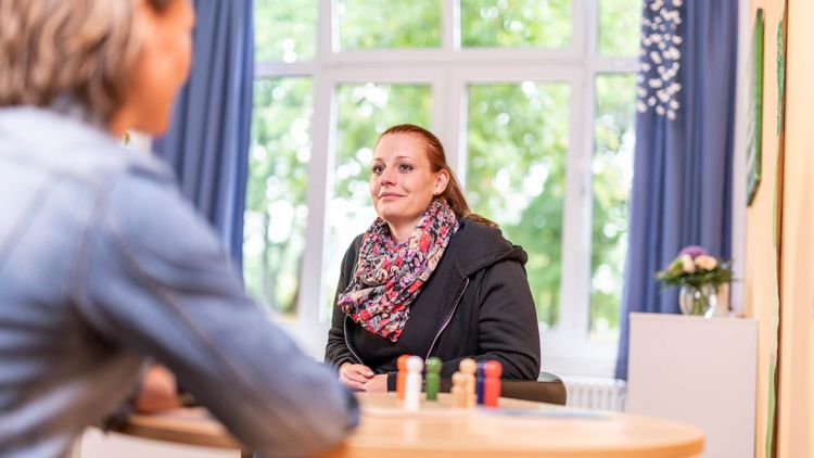 Therapeutin hört Patientin in der Einzeltherapie zu