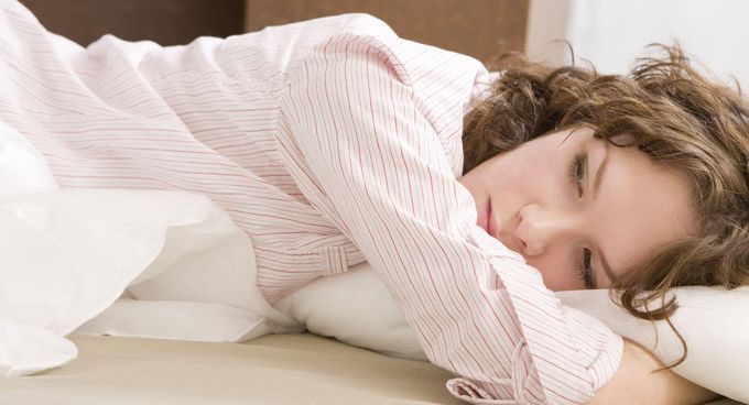 Junge Frau schläft