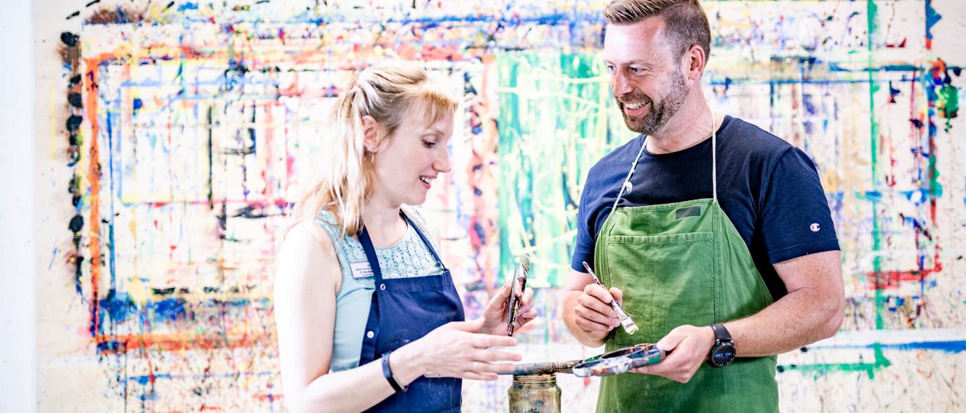 Patient und Therapeutin bei der Kunsttherapie 