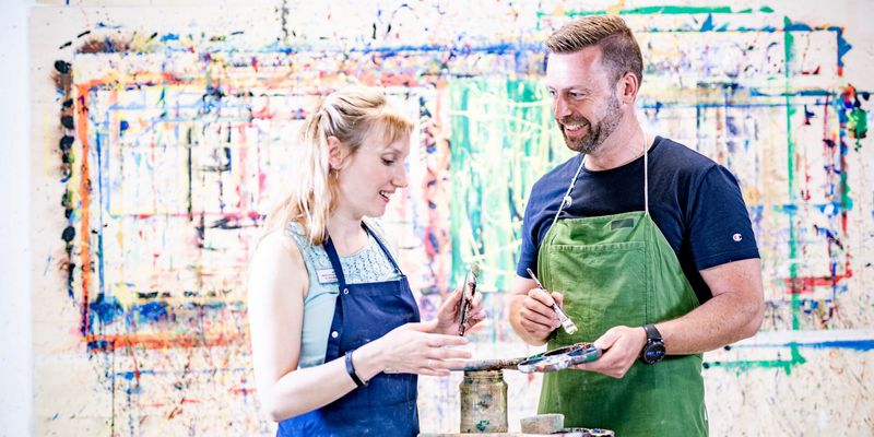 Patient und Therapeutin bei der Kunsttherapie 